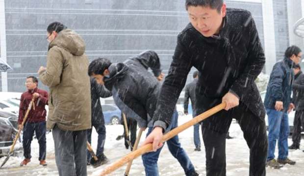 常总带领集团驻大厦广大党员干部群众铲冰扫雪保安全