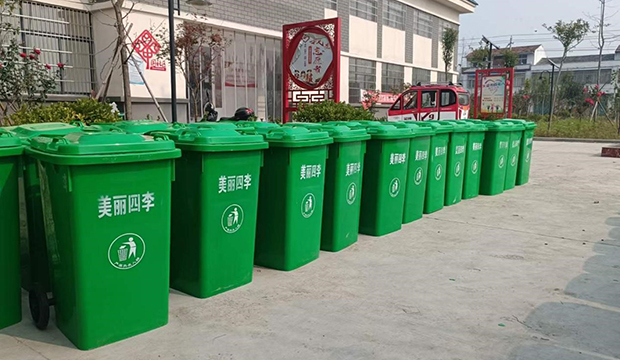 ​亳州356体育网站活性质热电有限公司向贫困村捐赠垃圾桶